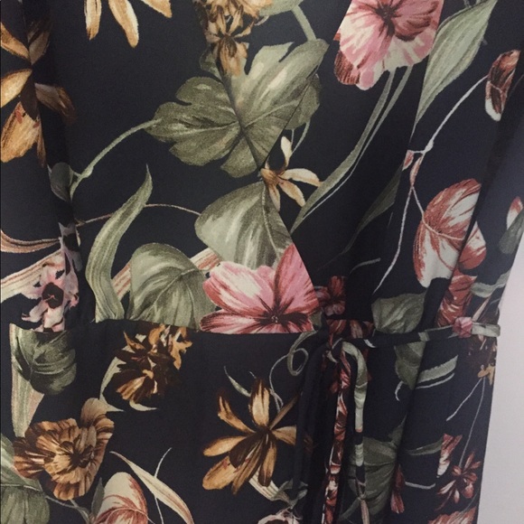 Forever 21 floral wrap dress - Picture 2 of 4